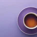 En lila tekopp på en lila bakgrund för att symbolisera avslöjandet inom olika metoder inom marknadsföring.